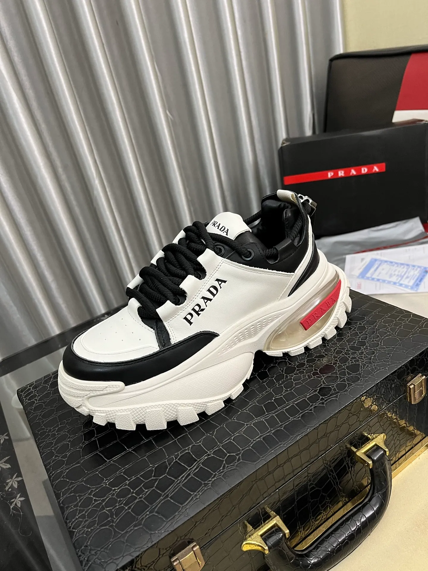 Men's shoes 💰: 800⌚️⌚️🔝High version The new PRADA (Prada) counters are launched simultaneously. The new men's shoes and 😘fabric are selected from first-layer cowhide and are made by pure handicrafts. Lining: Full cowhide lining. 👍🏿 High-end ☄️ air-cushion molded anti-slip rubber outsole, exquisite lines, simple and elegant, comfortable and high-end for leisure travel. Code number: 38 to 443️⃣Colors available